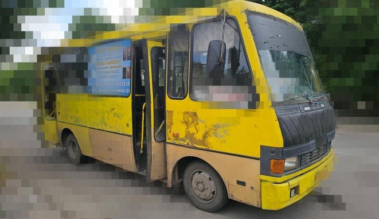 Ворог ударив по маршрутці в Херсоні: загинув чоловік, 3 людини в лікарні. ФОТО