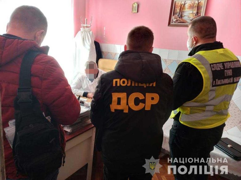 Лікар-травматолог зі спільником торгували COVID-сертифікатами про вакцинацію на Хмельниччині, - поліція 01