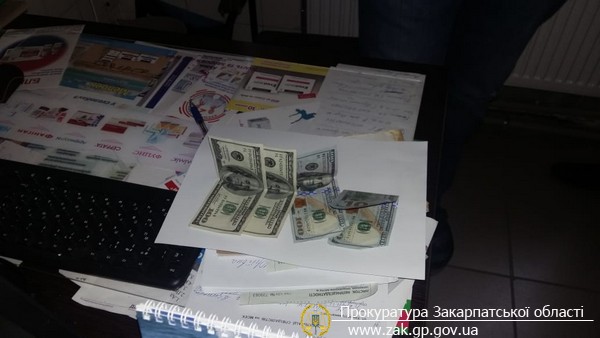 Врач-травматолог задержан в Мукачево при получении 400 долл. взятки, - прокуратура 02