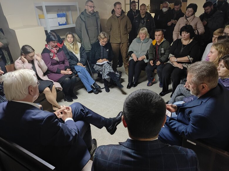 Штайнмаєр провів близько двох годин в укритті на Чернігівщині через повітряну тривогу 02