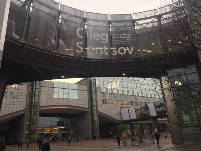 Європарламент вивісив банер на честь лауреата премії Сахарова Сенцова 01