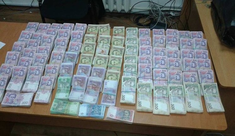 Податківці в Запорізькій області викрили підприємця, який незаконно продав цукру більш ніж на 70 млн грн. ФОТОрепортаж