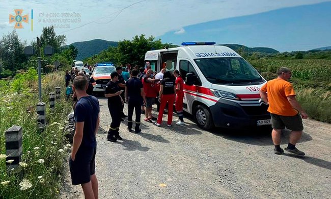 Поїзд зіткнувся з вантажівкою на Закарпатті: пятеро постраждалих 10
