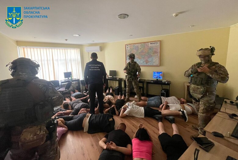 Правоохоронці викрили шахрайський call-центру на Закарпатті