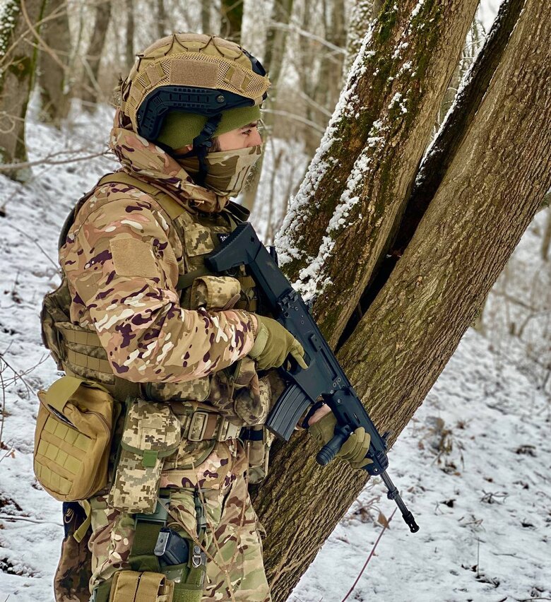 Позивний Армані: Ми у Бахмуті бачили, як вночі діти гріються біля діжок з вогнищем та з батьками готують їжу. Там реально картина, як із якогось фільму жахів 05