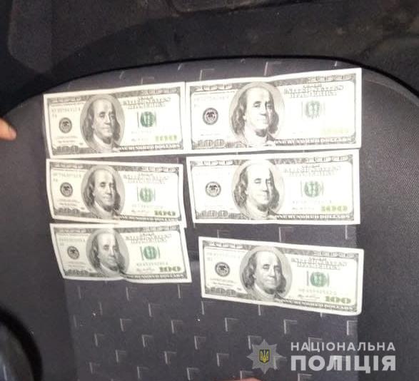 На Житомирщине на взятке 1000 долл. попался чиновник Госэкоинспекции, крышевавший черных лесорубов, - Нацполиция 02 На Житомирщине на взятке 1000 долл. попался чиновник Госэкоинспекции, крышевавший черных лесорубов, - Нацполиция 02