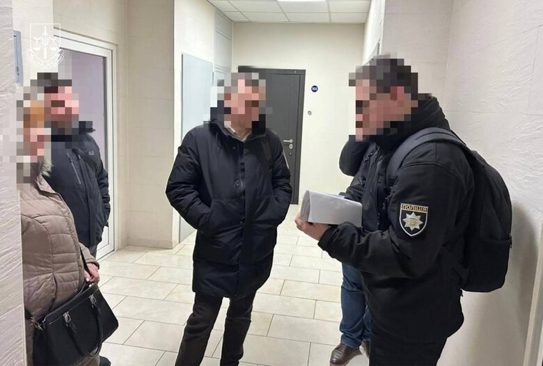 Привласнили 90 мільйонів гривень вкладників банку. Підозри отримали екснардеп та ще 27 людей