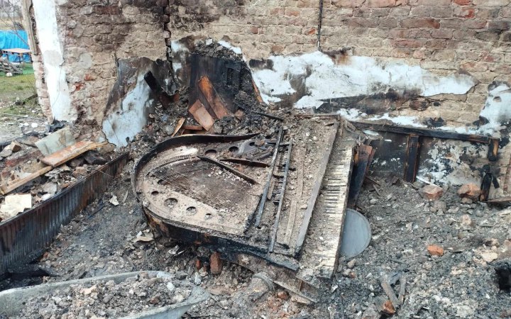 Из-под завалов разрушенного российскими ракетами музея извлекли фортепиано Шухевича 01