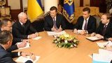 Янукович обсудил Налоговый кодекс с Кабмином. Снова в "Борисполе".