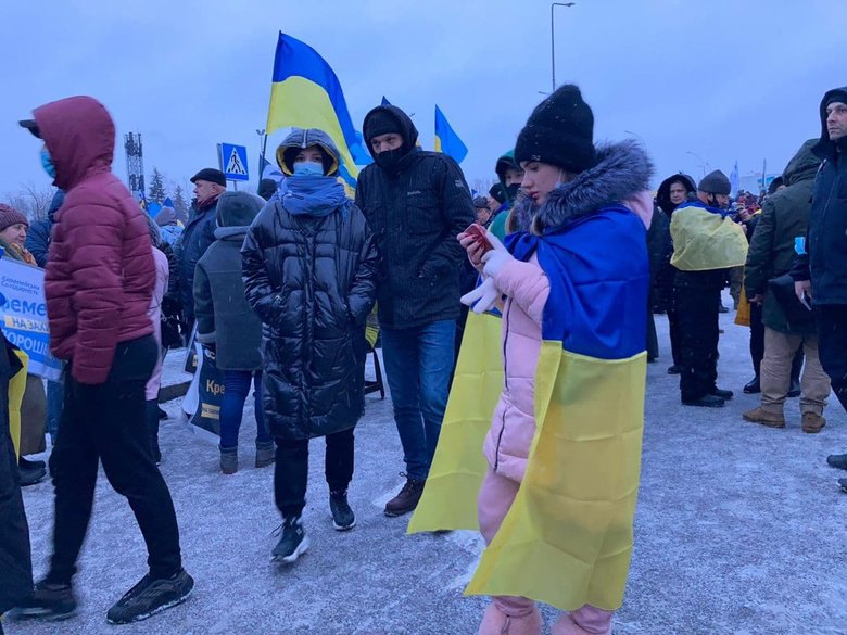 Прихильники Порошенка зібралися біля аеропорту Київ 06