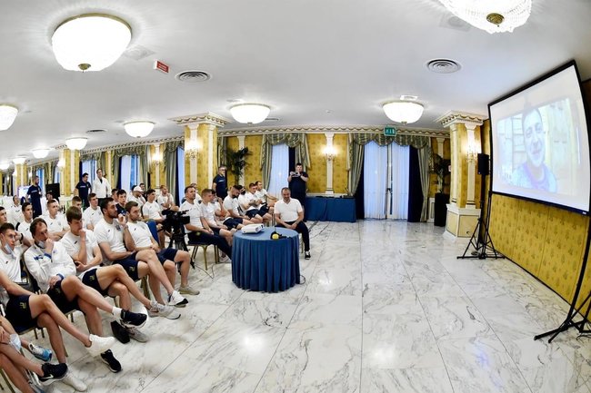 Зеленський поспілкувався з українською збірною із футболу перед матчем зі збірною Англії 02