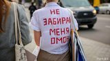 "Ми оточили ОМОН" і "Вам ніхто не дасть": жінки проти силовиків на марші в Мінську. ВIДЕО