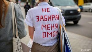"Ми оточили ОМОН" і "Вам ніхто не дасть": жінки проти силовиків на марші в Мінську. ВIДЕО