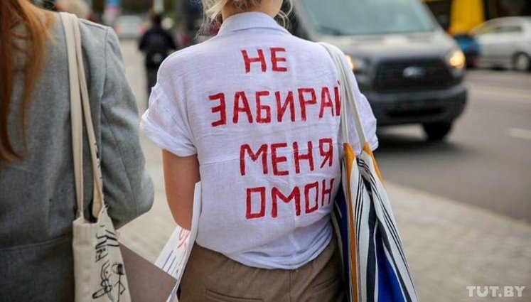 "Ми оточили ОМОН" і "Вам ніхто не дасть": жінки проти силовиків на марші в Мінську. ВIДЕО