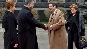 Порошенко привітав Анастасіадіса з переобранням на пост президента Кіпру