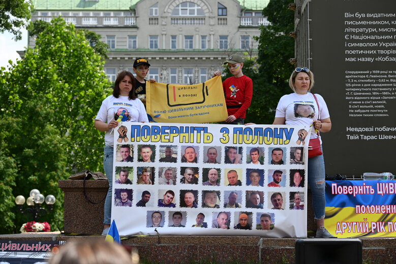 На акції в Києві вимагали визволити цивільних заручників Росії 17