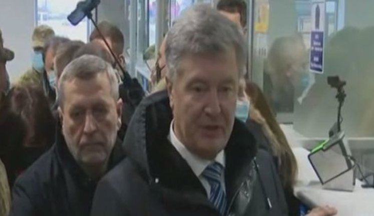 "У меня забрали паспорт и проводят какую-то проверку", - Порошенко заявил, что пограничники не пускали его в Украину. ВИДЕО