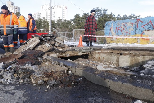 У мосту над Броварським проспектом у Києві утворився провал 02