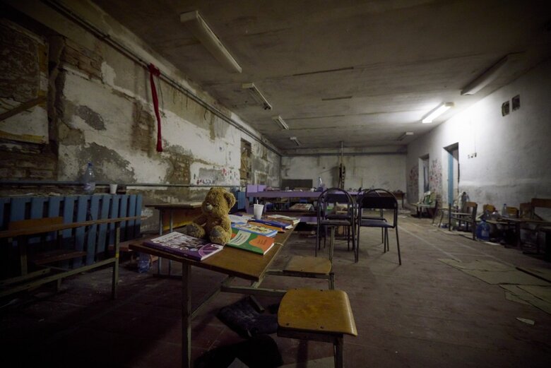 Зеленський, Габек та Пейчинович-Бурич оглянули наслідки російських злочинів у Ягідному: Місцеві 27 днів були у підвалі 16