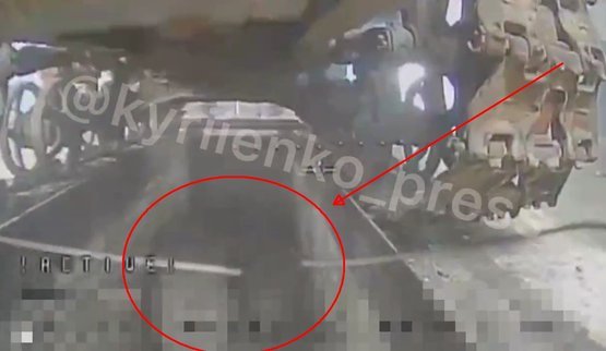 Український FPV-дрон знищив чотирьох окупантів в оглядовій ямі на рембазі. ВIДЕО