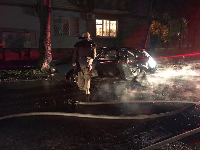 В центре Бердянска взорвался автомобиль: взрывной волной выбило стекла в домах 02