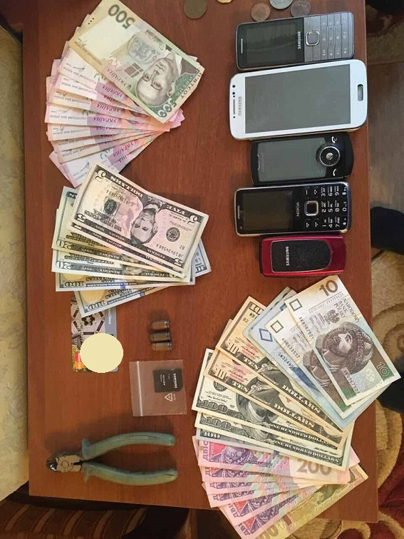 Банду поліцейських, які займалися рекетом на залізничному вокзалі, затримано у Львові, - Нацполіція 06