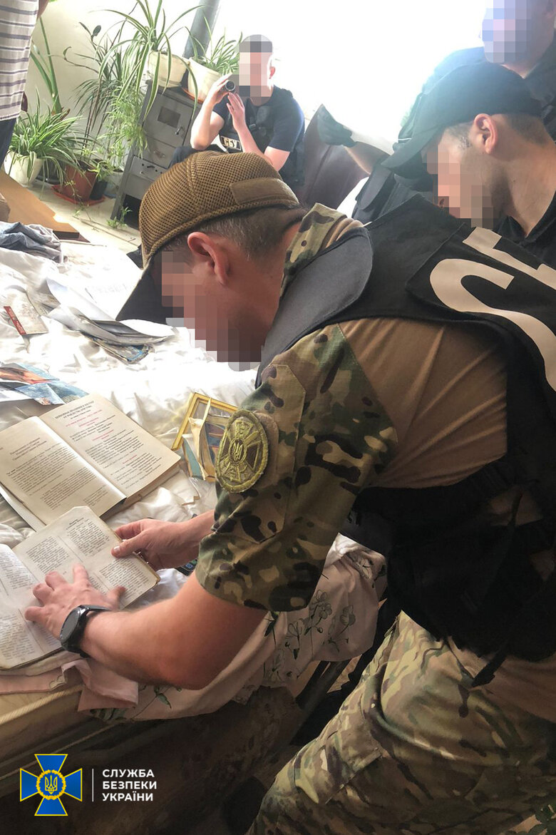 На Закарпатті кума дружини Медведчука, священника УПЦ МП викрили на пропаганді комунізму 05