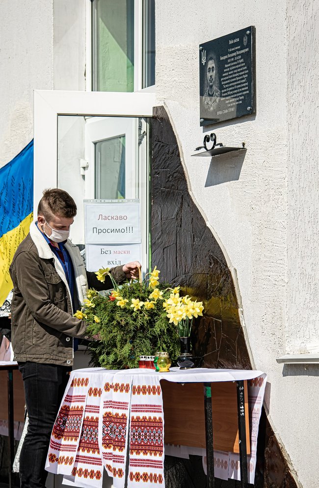 Меморіальну дошку загиблому в зоні ООС морпіху 36-ї ОБрМП Володимиру Бондарюку відкрили в Миколаївській області 27