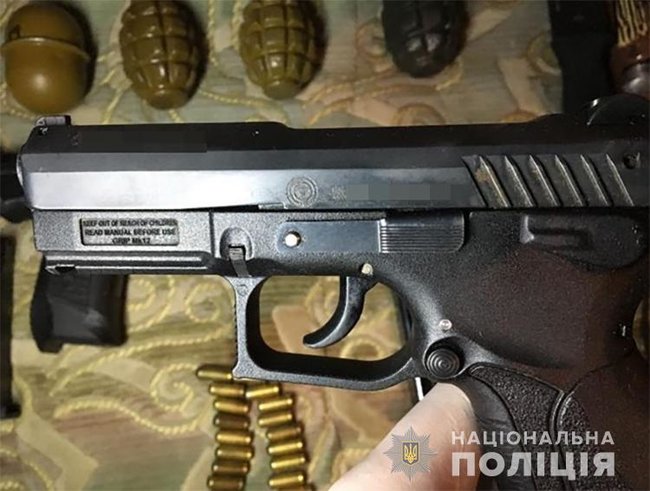 Карабин, пистолеты, гранаты, патроны: правоохранители задержали членов преступной группы вымогателей в Запорожской области 06