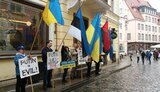 "Putin lies, people die" и "Рашизм не пройдет", - в Таллинне пикетировали посольство России в поддержку Украины. ФОТОрепортаж
