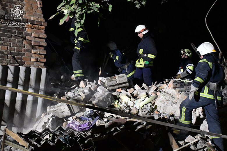 Наслідки ворожого обстрілу Миколаєва: зруйновано двоповерхівку 05
