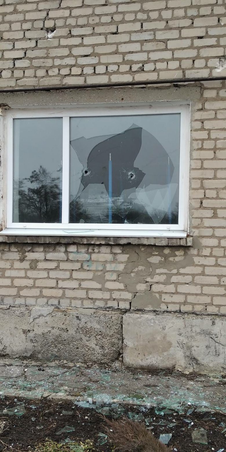 Российские оккупанты обстреляли жилые кварталы Врубовки в Луганской области: повреждены школа, дома и газопровод 10 Российские оккупанты обстреляли жилые кварталы Врубовки в Луганской области: повреждены школа, дома и газопровод 10