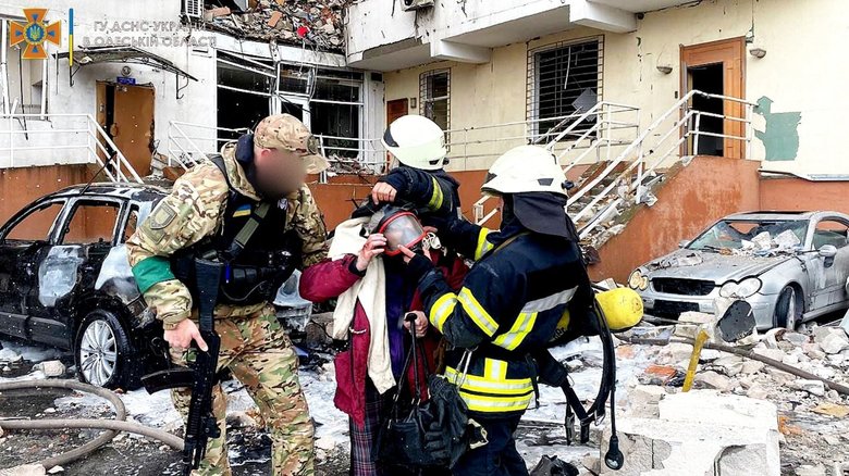Спасатели ликвидировали пожар в одесской многоэтажке, возникший вследствие обстрела российскими оккупантами, - ГСЧС 04