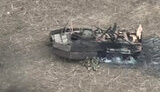Російські окупанти біля підбитого БТР