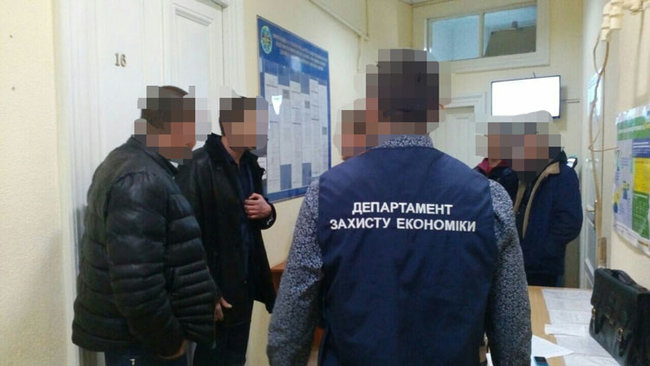Чиновники Госмиграции, за взятки ускорявшие выдачу паспортов, задержаны в Днепре и Львове, - Нацполиция 03