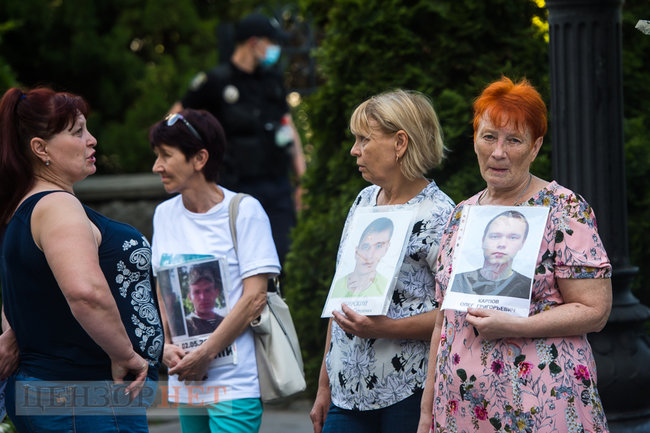 Він вам не дзвонить - значить, його вже нема. Матері військовслужбовців розповіли про те, чому ніхто не шукає зниклих на Донбасі 03