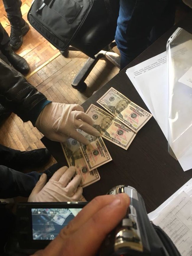 Майора поліції затримано в Одесі під час одержання 200 дол. хабара, - СБУ 02