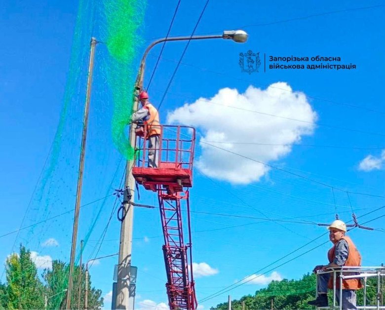 У Запоріжжі показали, як монтують антидроновий захист міста