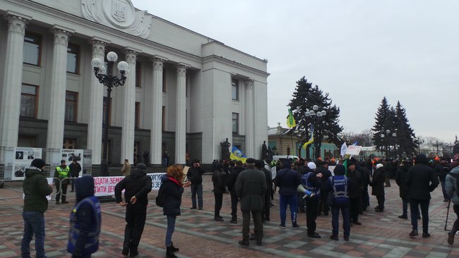 Вимагаємо референдум, - мітингувальники проти ринку землі перекрили кілька вулиць біля Верховної Ради 23