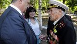 Порошенко вручил орден "За мужество" 100-летнему ветерану Второй мировой войны Ивану Залужному, чей внук героически погиб в АТО. ФОТОрепортаж