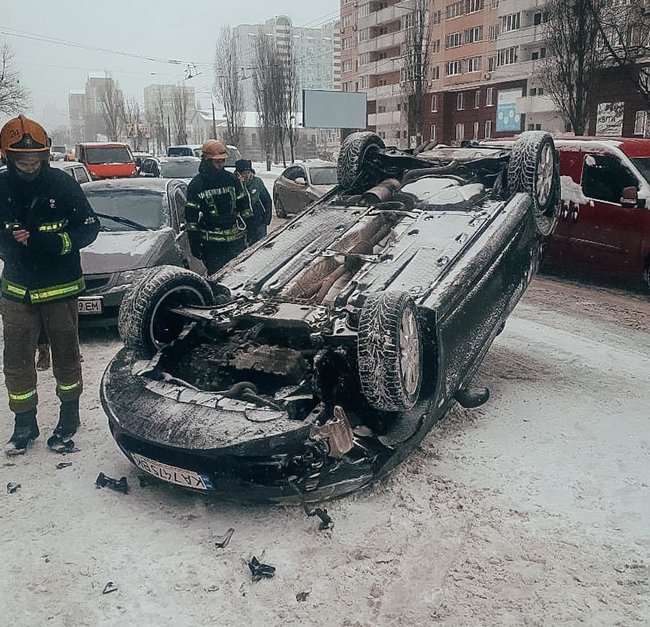 В Киеве автомобиль въехал в сугроб и перевернулся 02