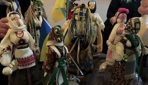 "Мы верим только ВСУ": на выставке игрушек в Харькове показали патриотические куклы-мотанки. ВИДЕО
