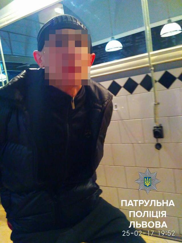 У кафе в центрі Львова раніше судимий чоловік погрожував відвідувачам пістолетом 01 У кафе в центрі Львова раніше судимий чоловік погрожував відвідувачам пістолетом 01