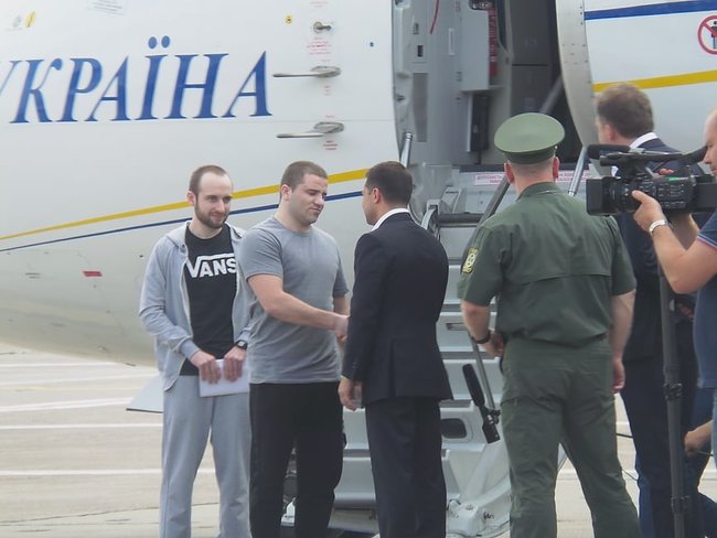 Освобожденные украинцы прилетели в Киев 10