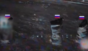 Трое оккупантов тщетно прячутся в черных мешках от атаки дронов. ВИДЕО