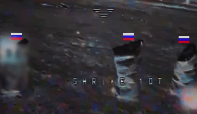 Трое оккупантов тщетно прячутся в черных мешках от атаки дронов. ВИДЕО