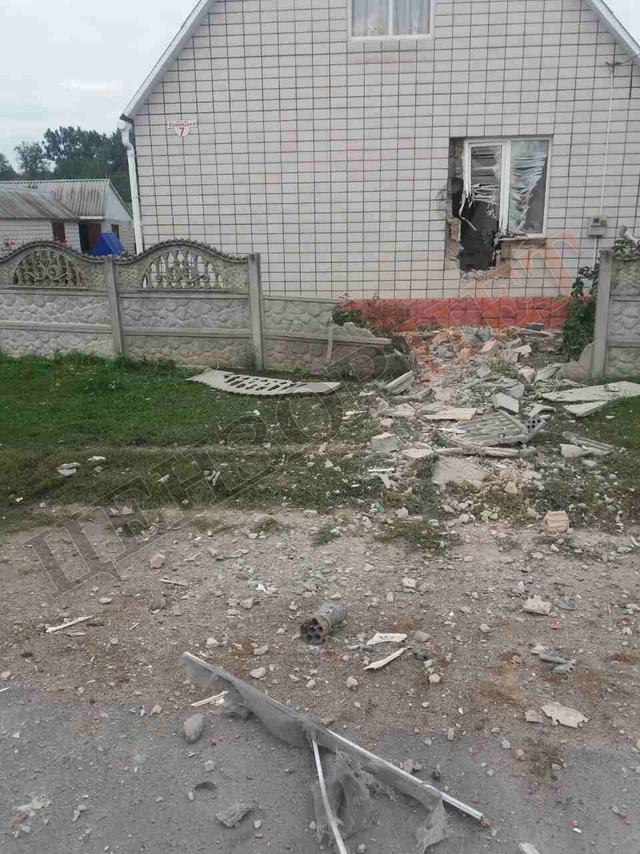 Зруйновані будинки й автомобілі, розкидані осколки снарядів: Калинівка після вибуху 03