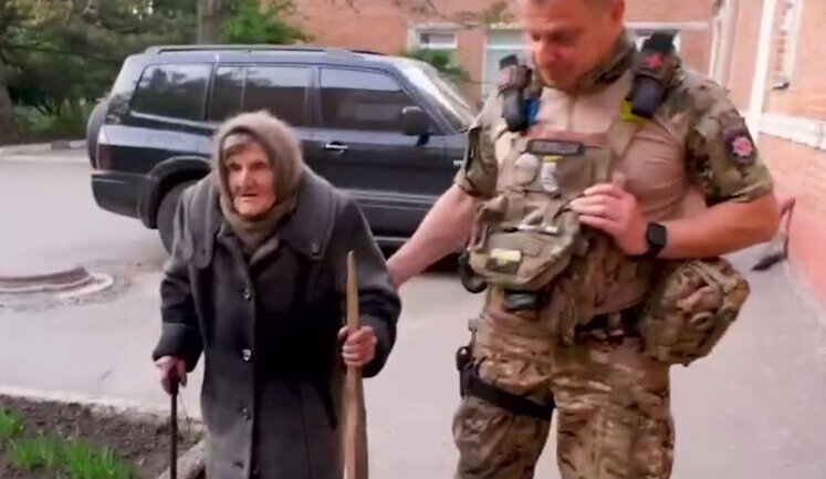 98-летняя бабушка пешком вышла из оккупированного Очеретино в Донецкой области: Под обстрелами прошла весь фронт. ВИДЕО