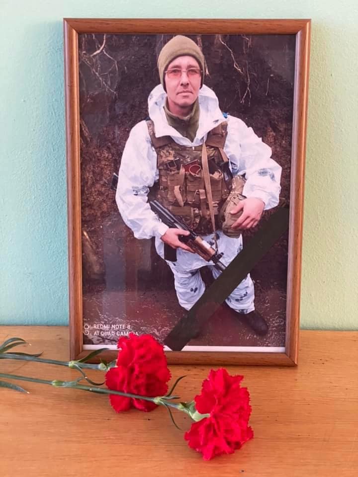 Тульчин живым коридором встретил тело погибшего в результате российского обстрела воина 56-й ОМПБр Дениса Кононенко. Люди стали на колени перед героем 02