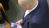 Нардепа від ОПЗЖ Ківу застали за переглядом пікантного ролика в сесійній залі Ради. ВIДЕО